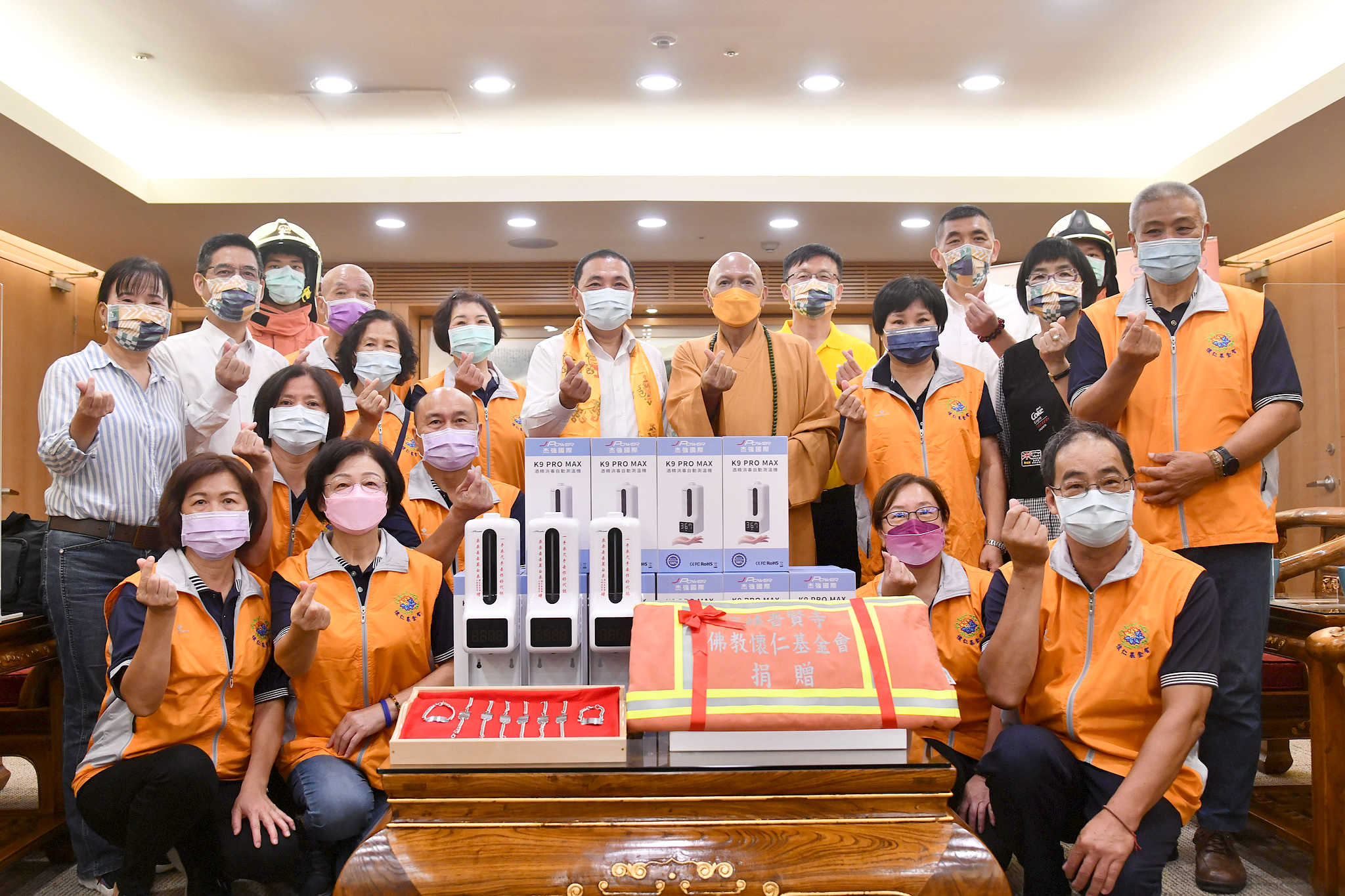 三峽普賢寺及懷仁基金會捐贈儀式,侯友宜出席代表受贈。