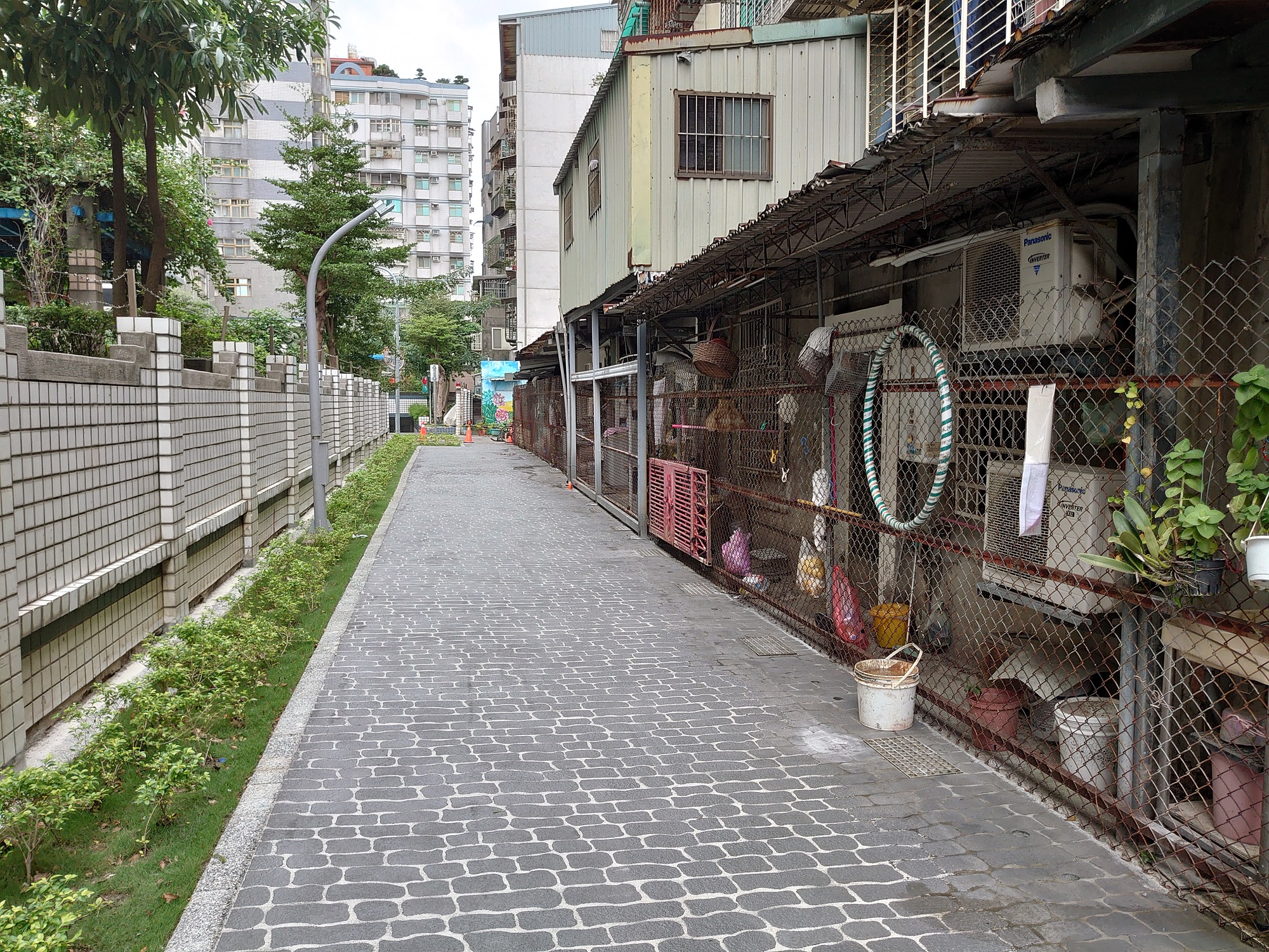 養工處和里長共同規劃綠化休閒步道為主軸，並做出無障礙步道，提供42格機車停車格，讓破舊凌亂的巷道脫胎換骨。